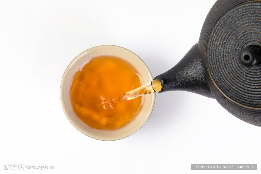 茶壶倒茶入杯瞬间