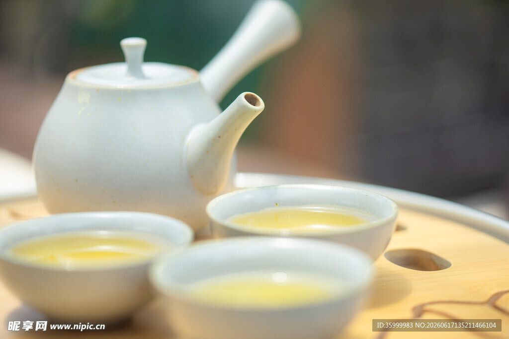 精致茶具与清香茶汤