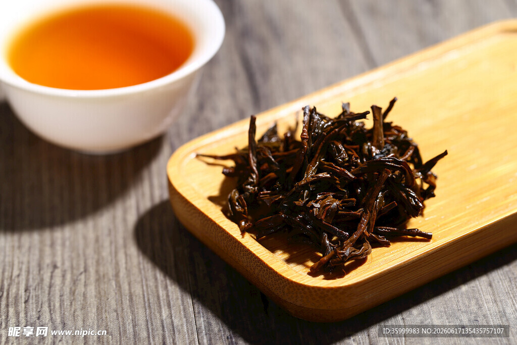 木制托盘上的茶叶与茶汤