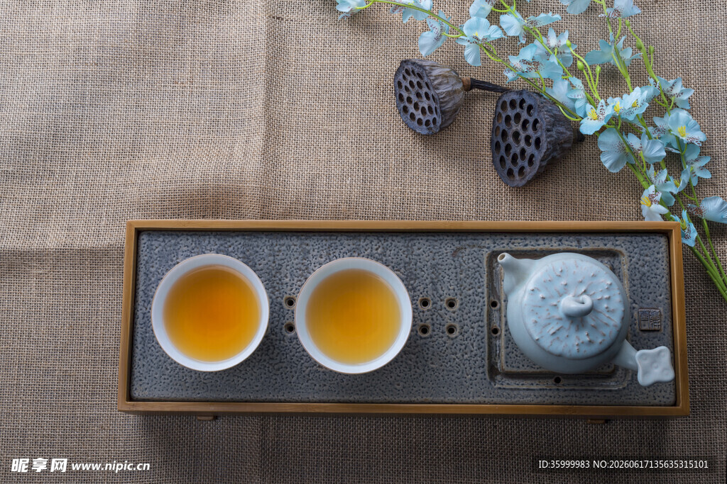 中式茶具与两杯香茗