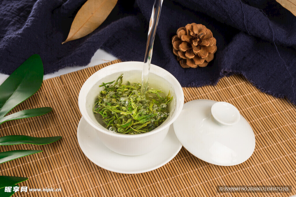 清新绿茶置于雅致茶具中