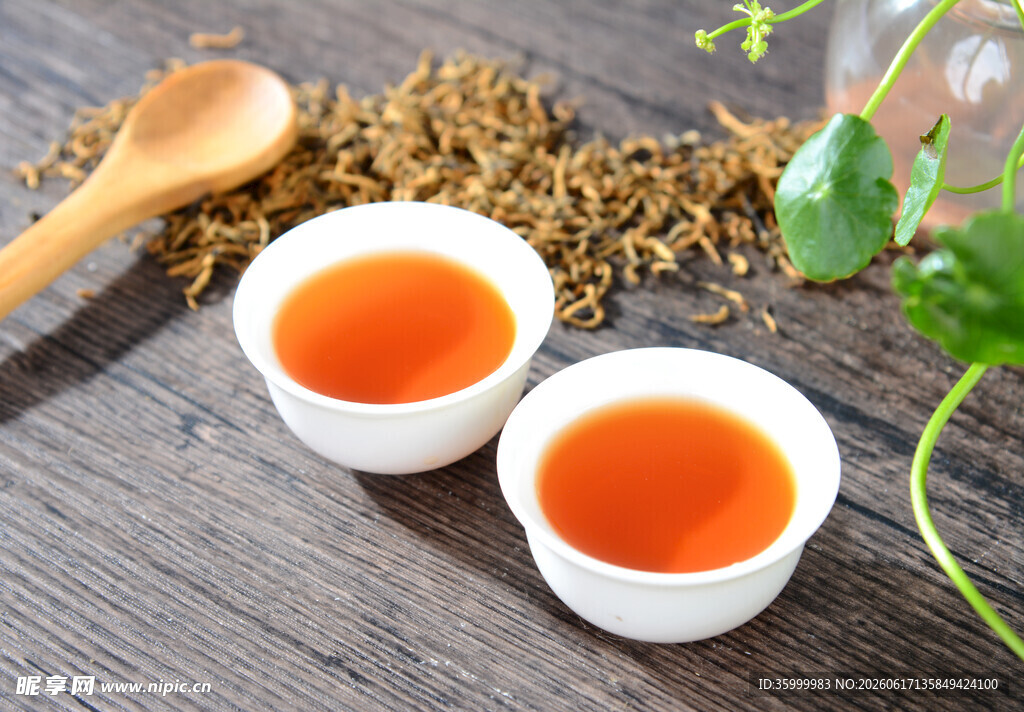 两杯香茗配茶叶与木勺