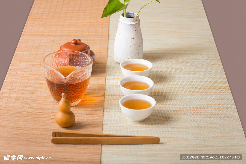 中式茶席茶具与热茶展示