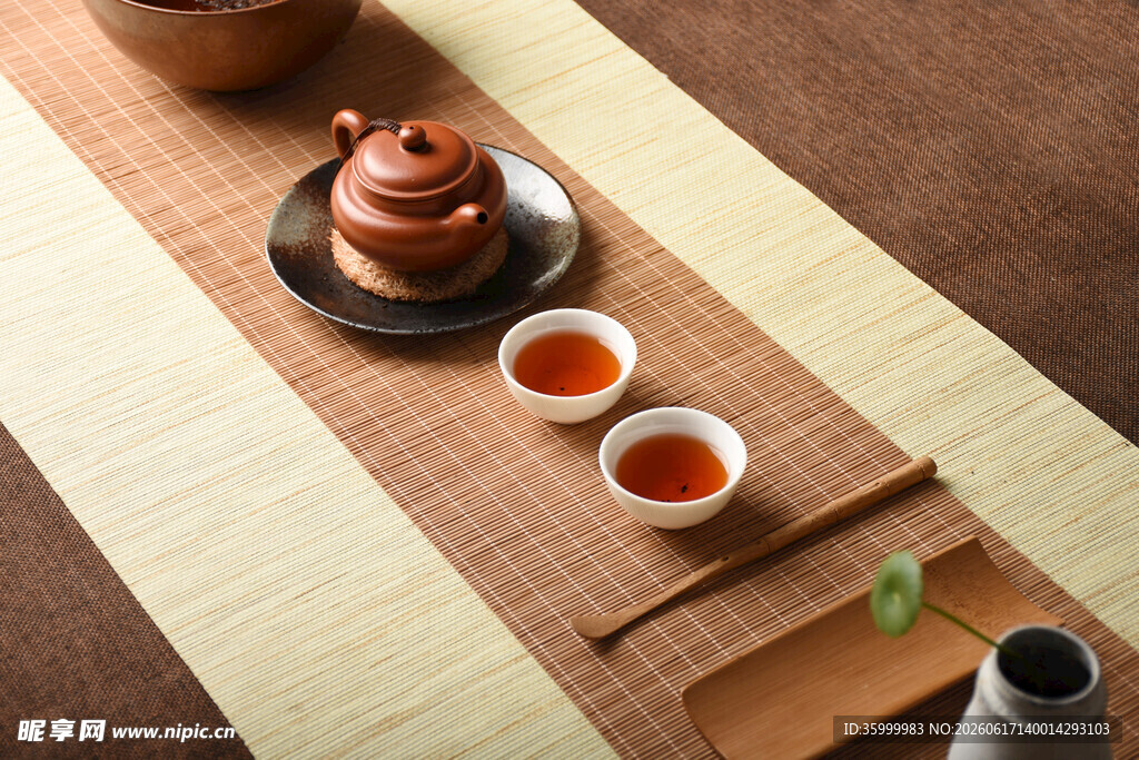 中式茶具与两杯热茶