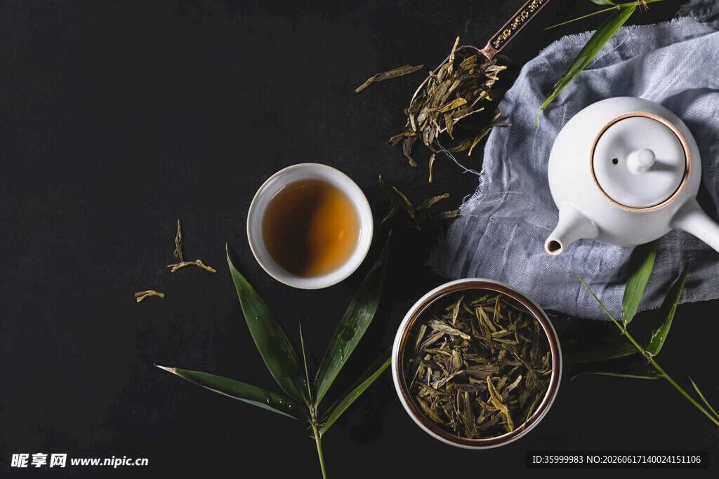 中式茶具与茶叶静物图
