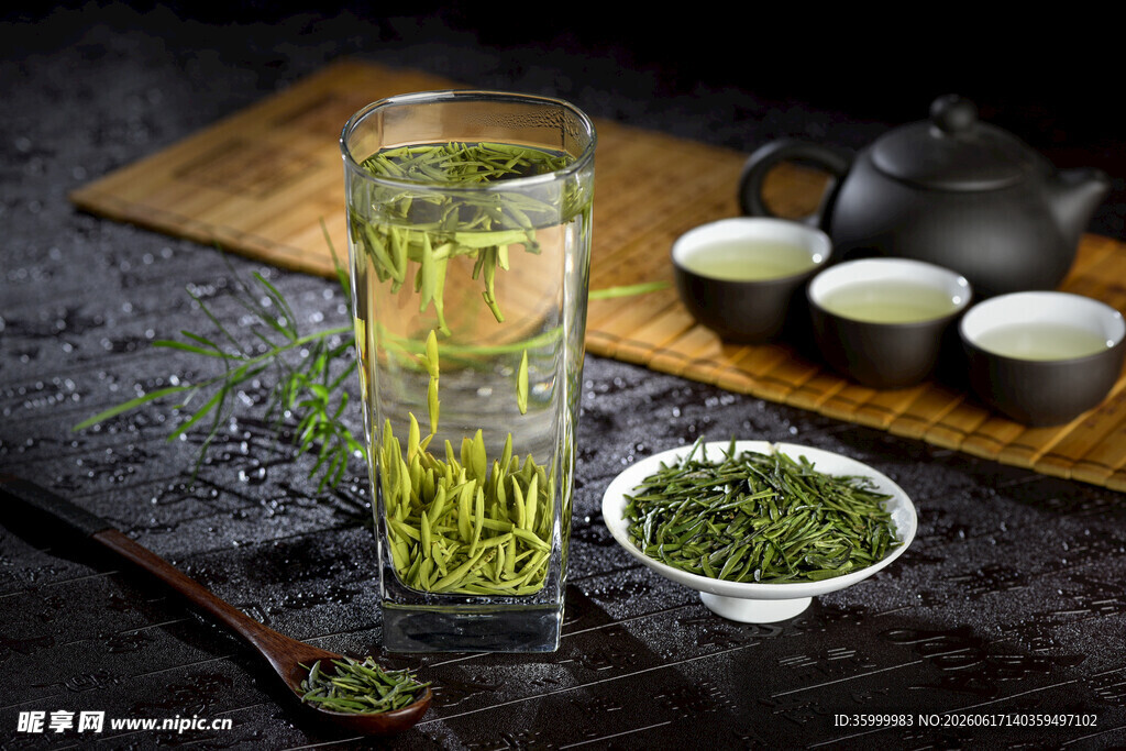 玻璃杯中泡着鲜嫩的绿茶