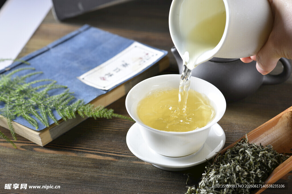 茶壶倒茶场景清新雅致