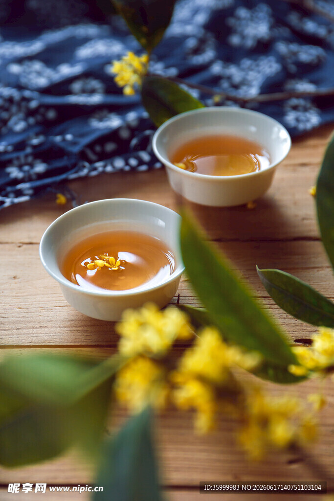 两杯桂花茶置于木桌之上