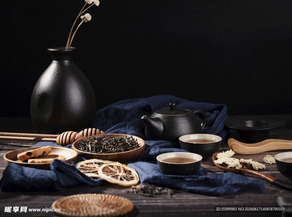 中式茶点与茶具雅致组合