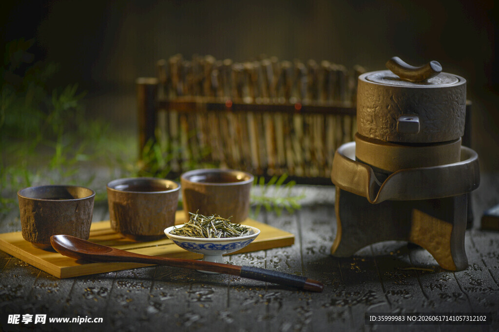 传统户外茶具与古朴场景