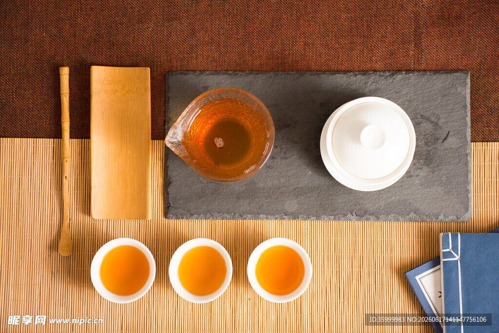中式茶具与茶汤的雅致组合
