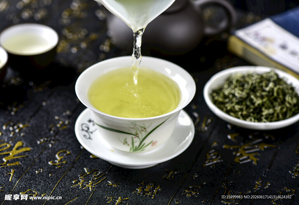 绿茶冲泡瞬间