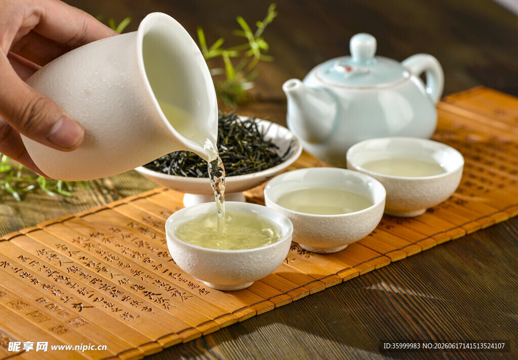 传统中式茶具与泡茶场景