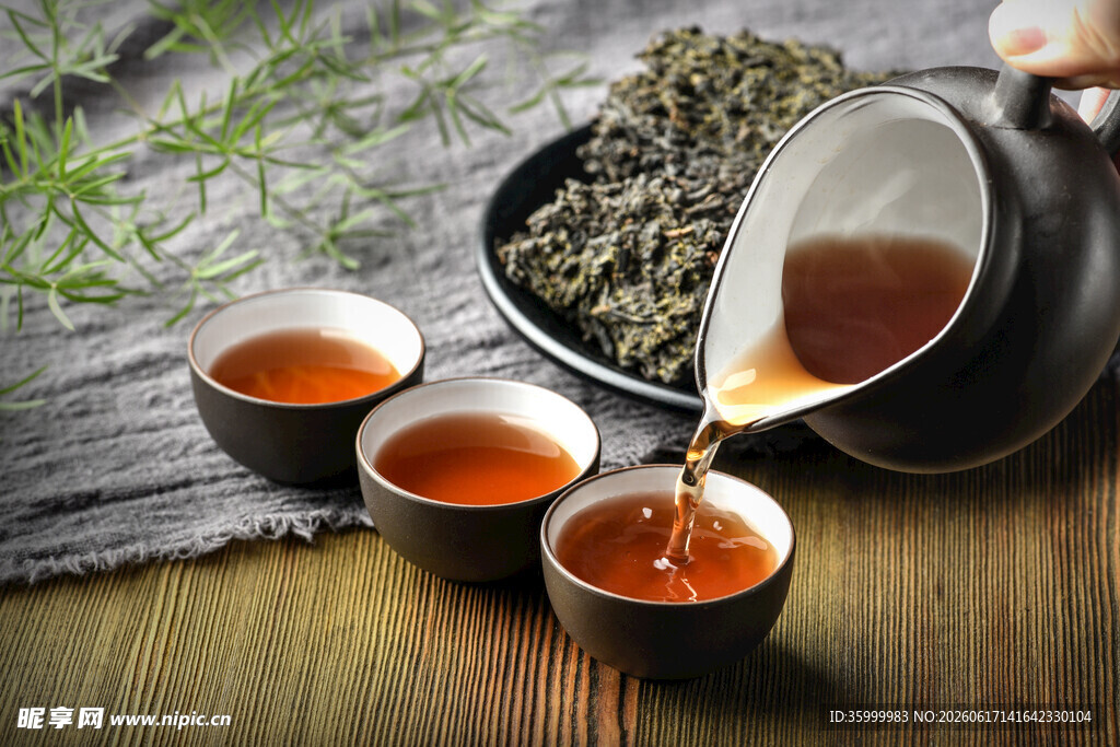 传统中式茶饮优雅冲泡场景