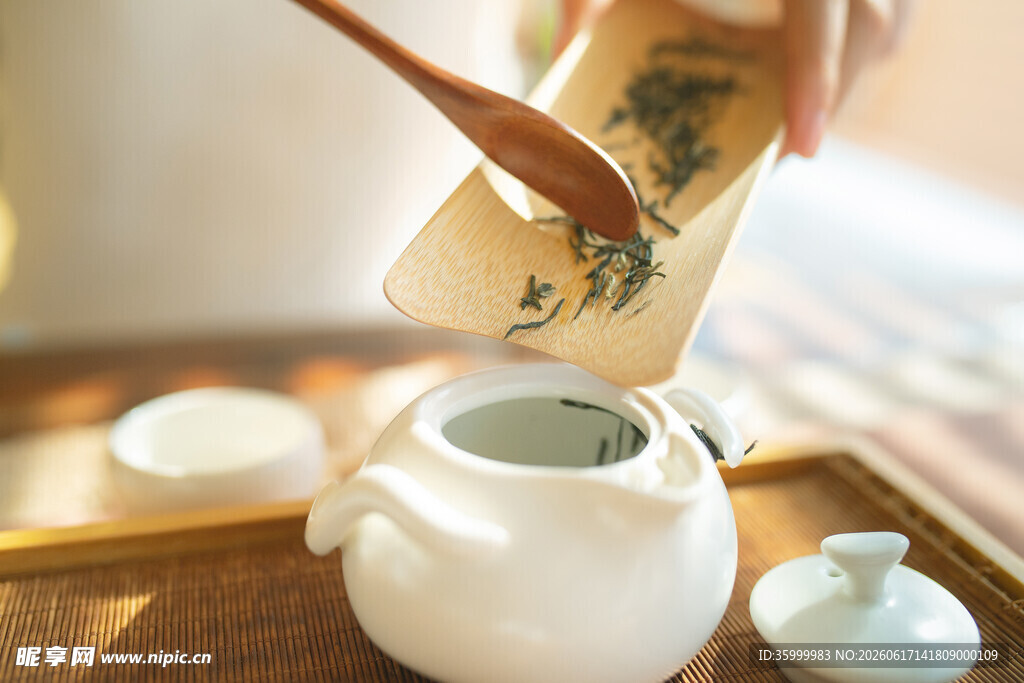 古风茶艺优雅倒茶瞬间