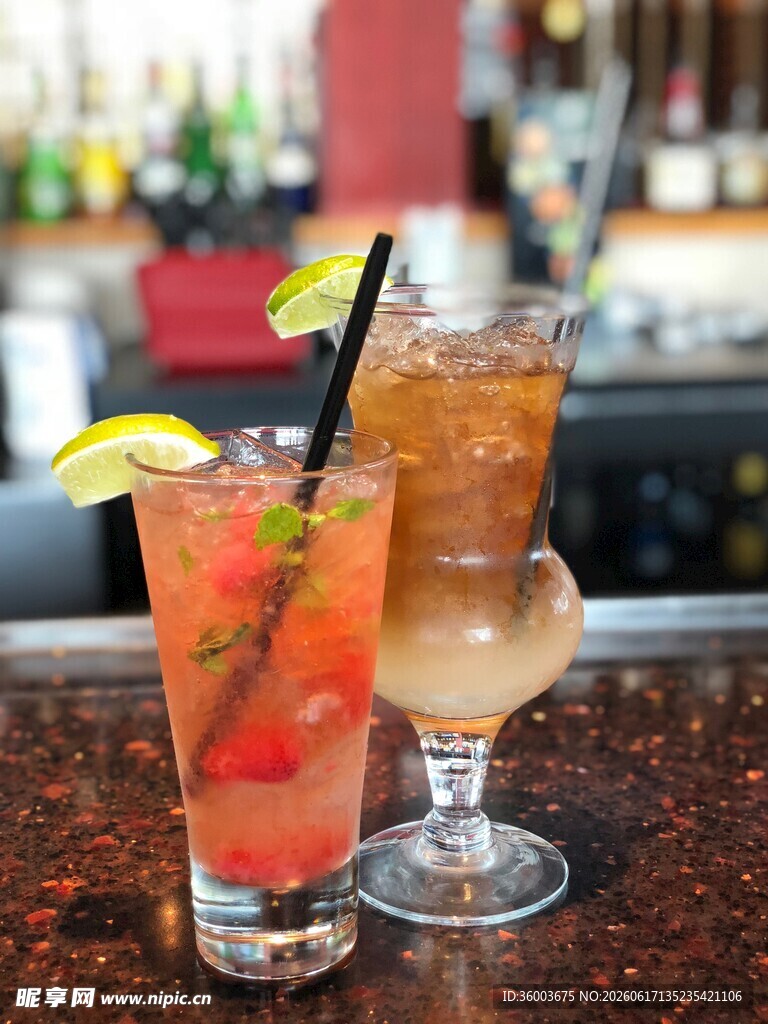 两杯色彩诱人的特色鸡尾酒