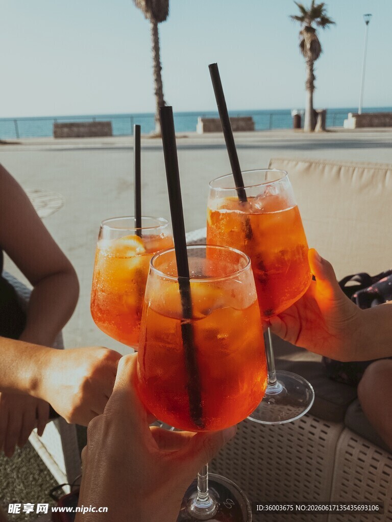 海边畅饮色彩缤纷鸡尾酒