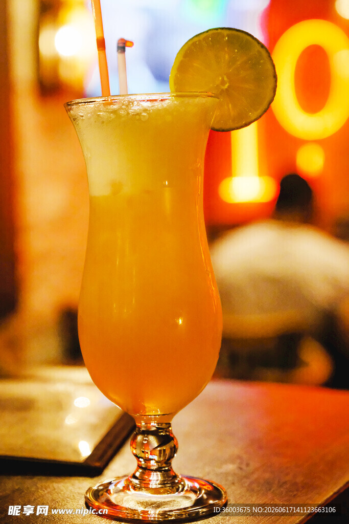 酒吧中的美味橙色鸡尾酒