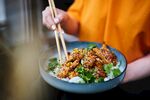 手持碗中美味中式拌饭