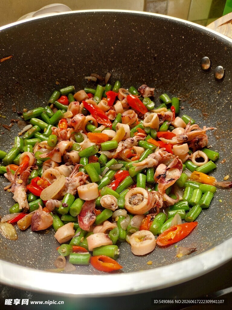 锅中炒制多彩食材