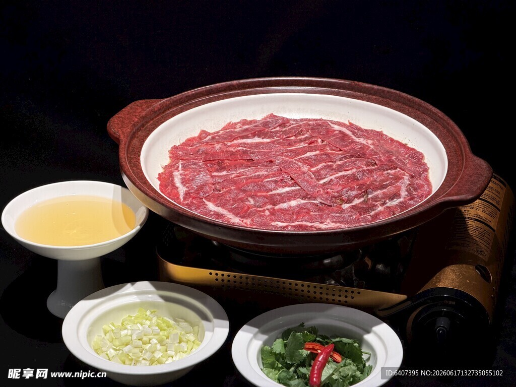 鲜嫩牛肉火锅食材展示