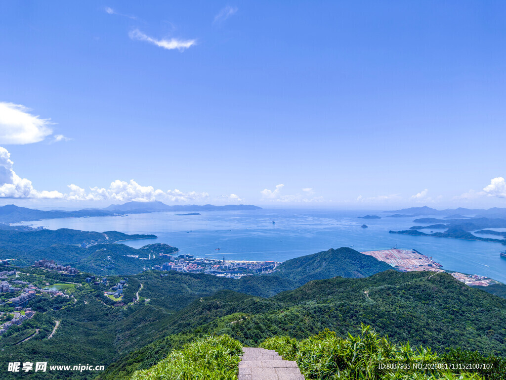 山顶俯瞰山海美景