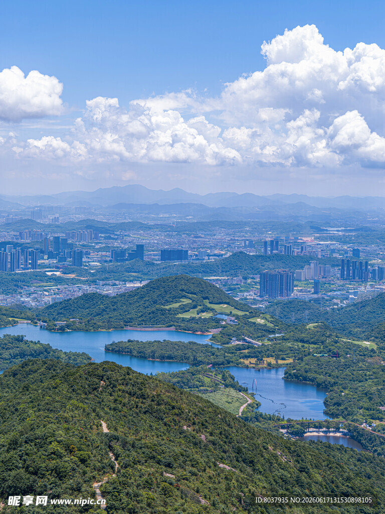 青山绿水间的城市风光