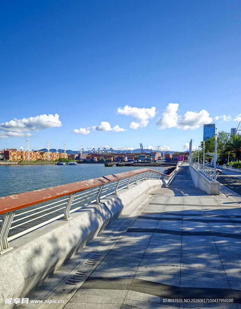 城市河畔步道风景
