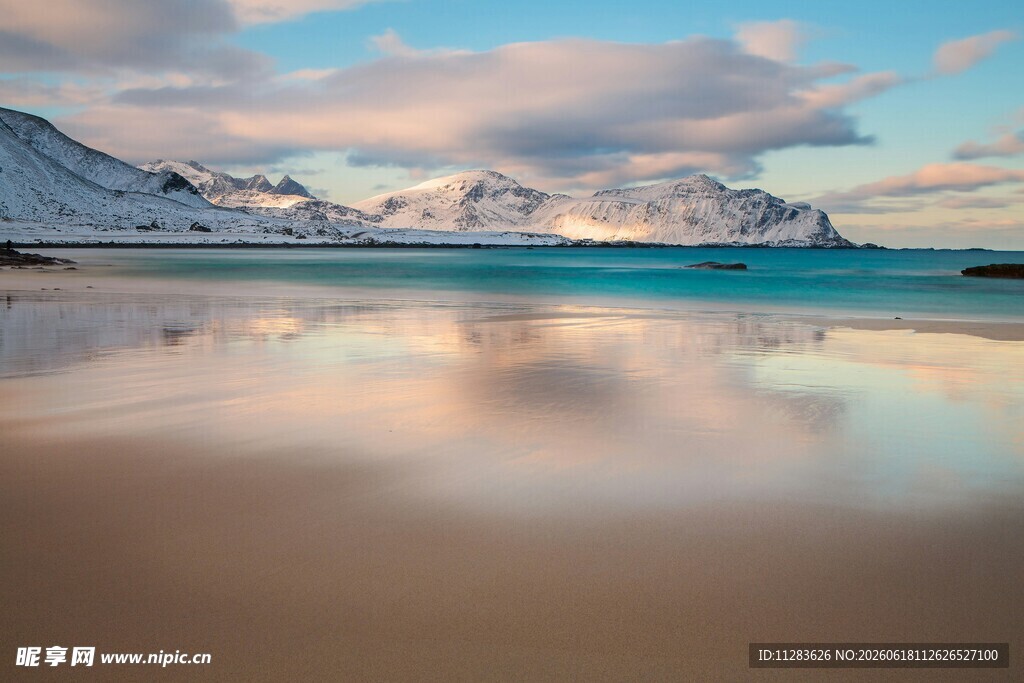梦幻海滩的雪山云海奇景