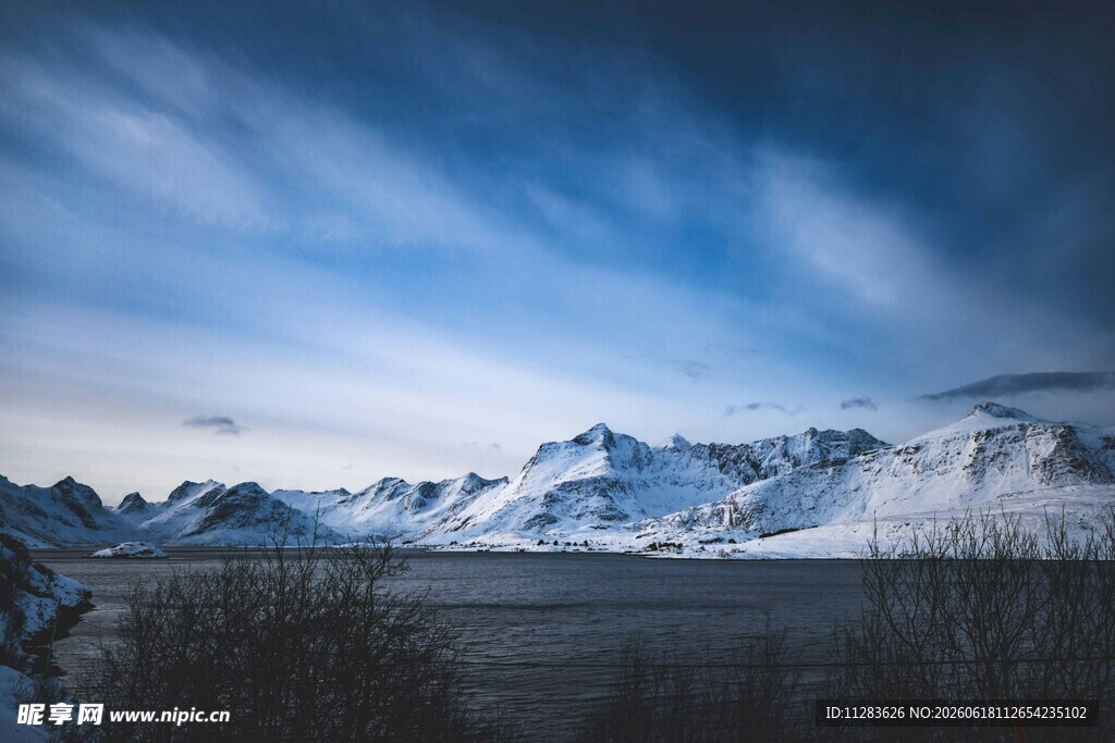 壮丽雪山风景如画