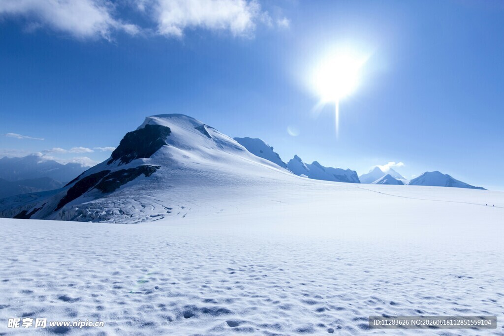 雪山之巅的耀眼阳光