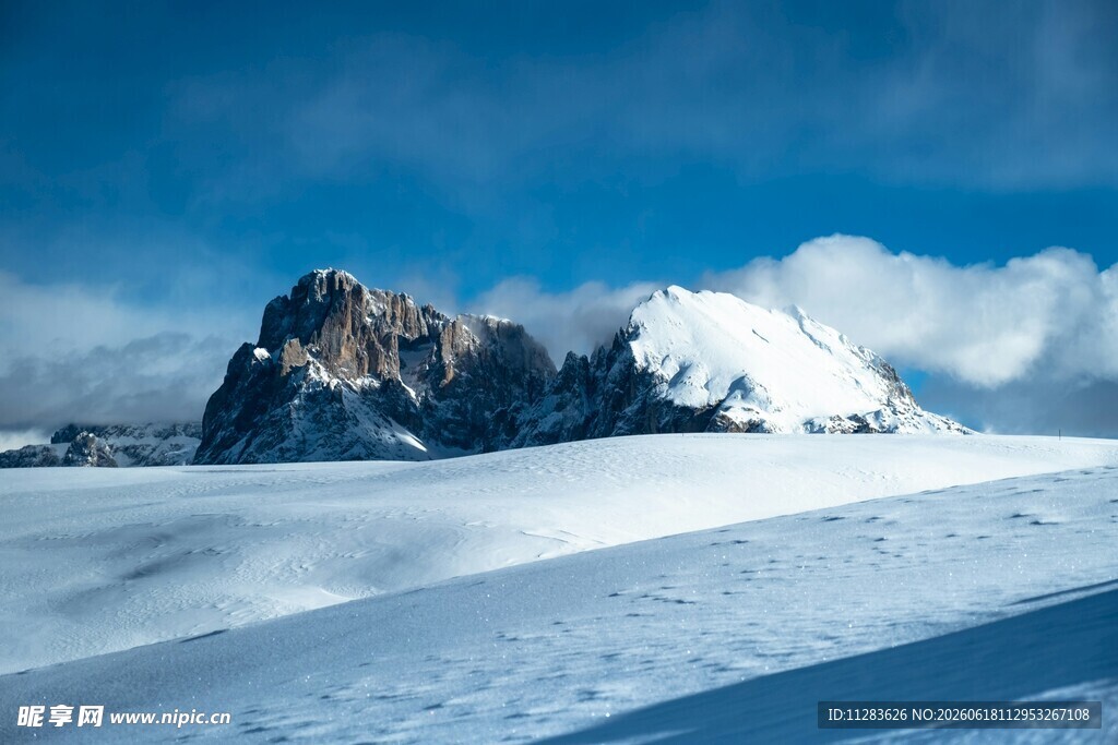 雪山壮丽景观