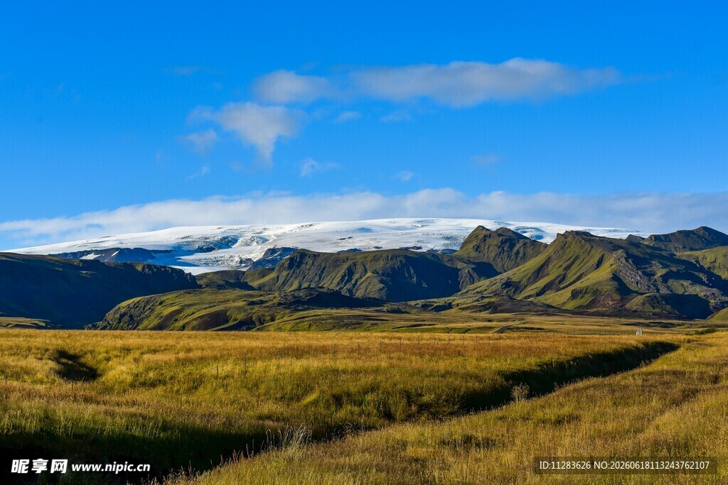 广袤草原与远处山峦美景