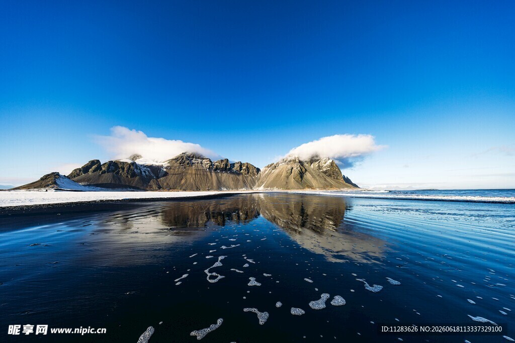 宁静海面与远方山峦倒影