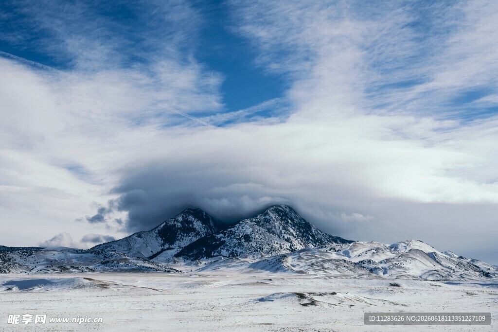 雪山云海壮丽自然景观