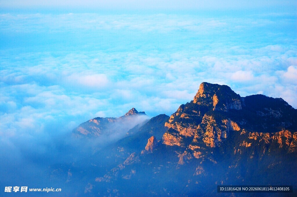 云海中的巍峨山峰