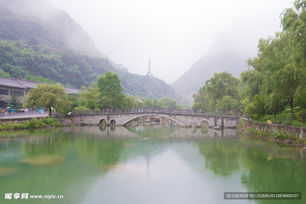 山水间的静谧石桥风景