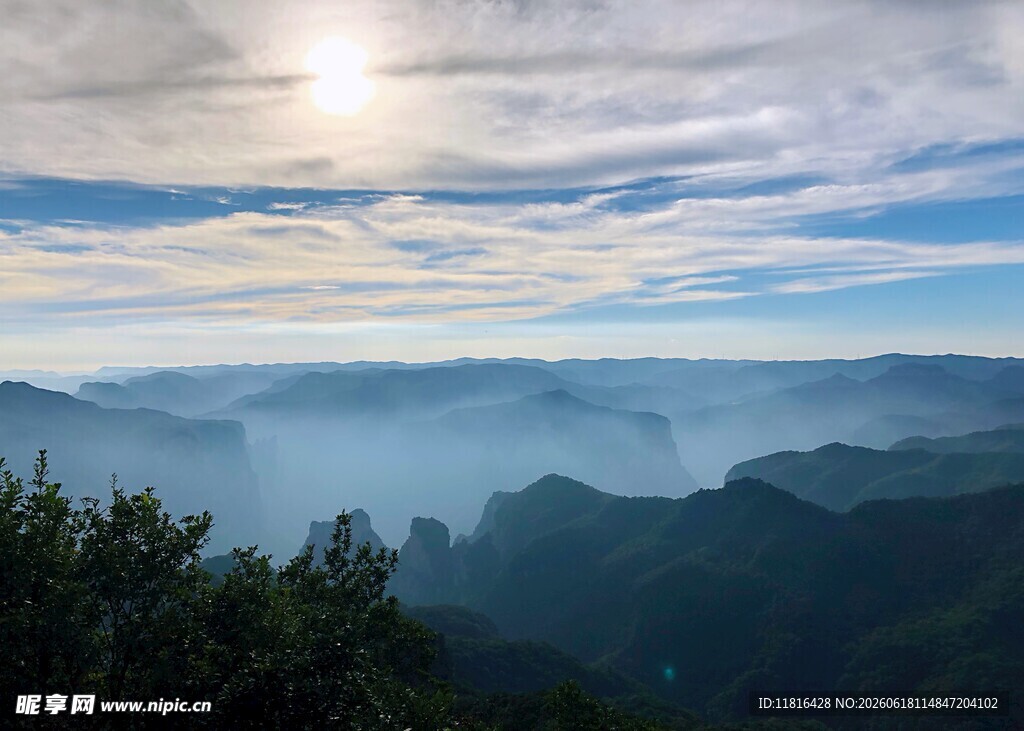 山间晨雾中的壮丽日出景观