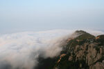 云海中的巍峨山峰
