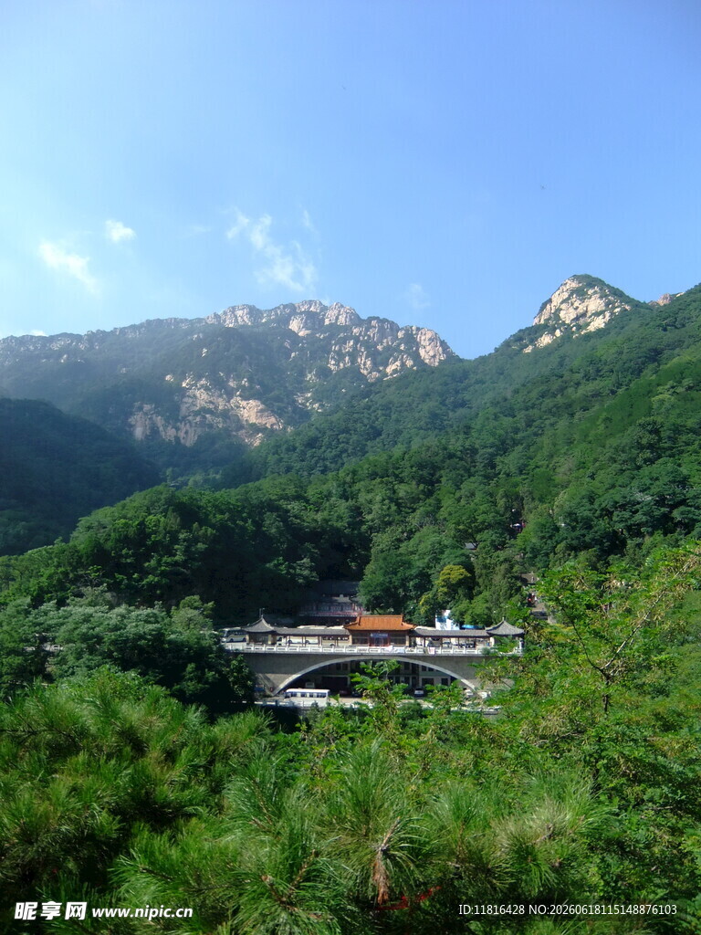 山间绿意中的建筑景观