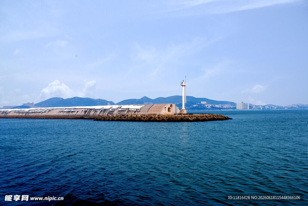 海边灯塔与辽阔海景
