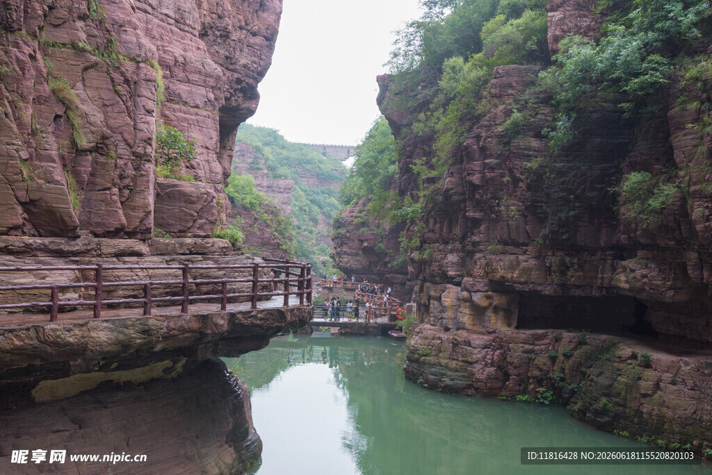 峡谷绿水间的自然美景