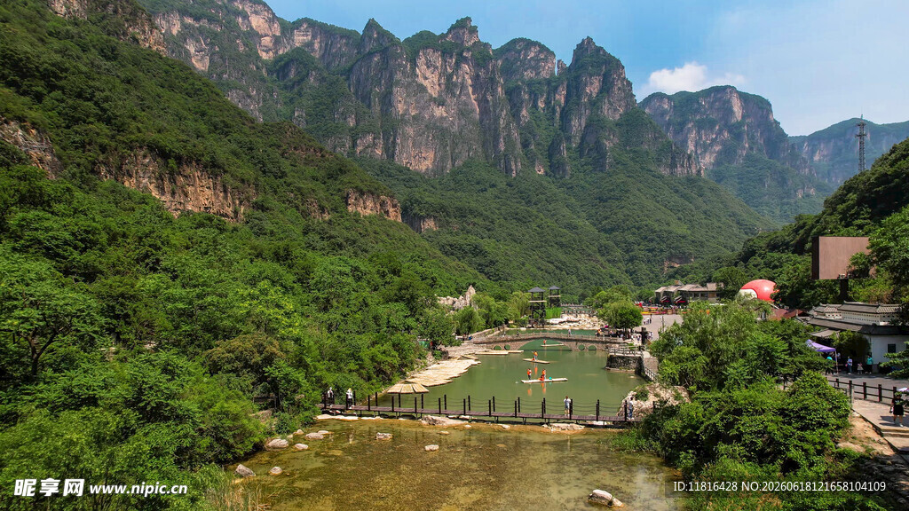 青山环抱中的河谷村落