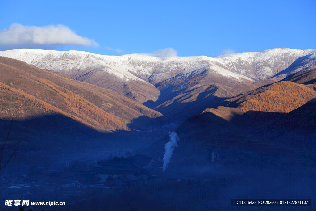 壮丽雪山山谷风景