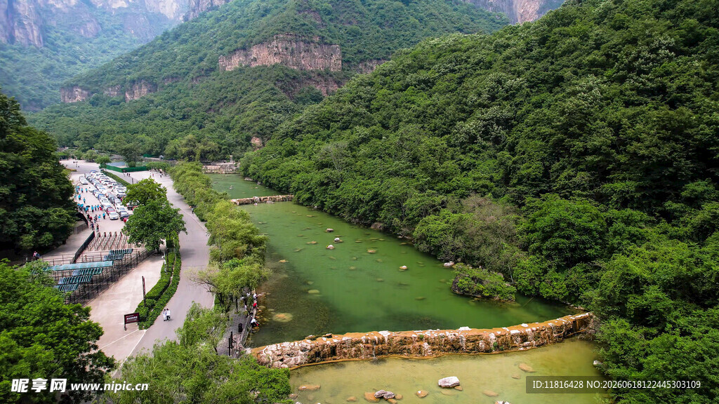 山间绿水蜿蜒美景