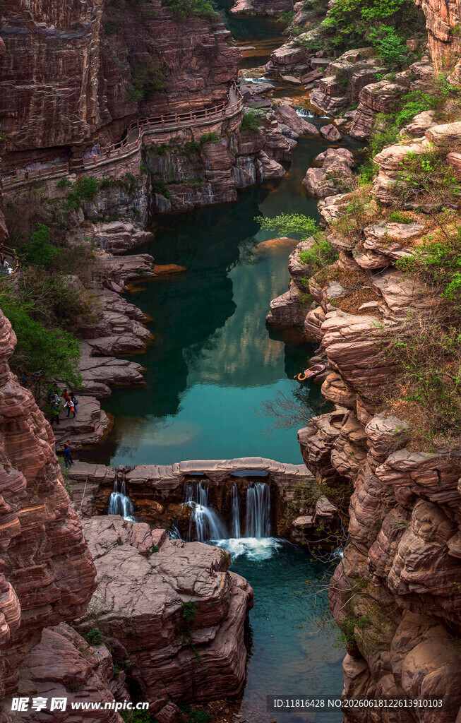 峡谷间的碧水美景