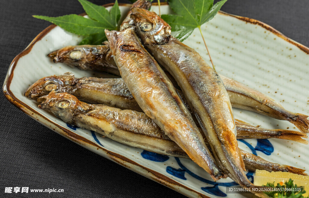 日式摆盘的香煎多春鱼