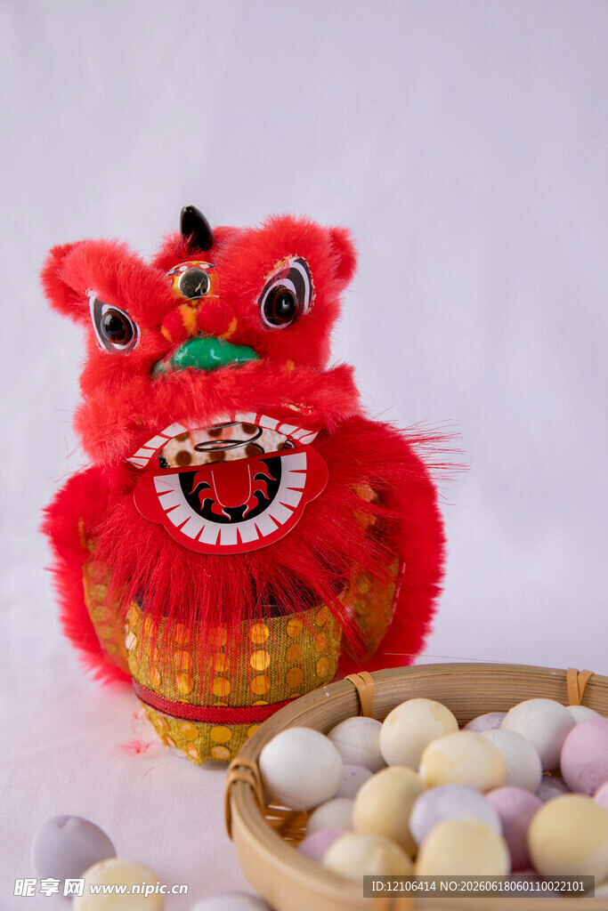 红色舞狮头与彩色汤圆