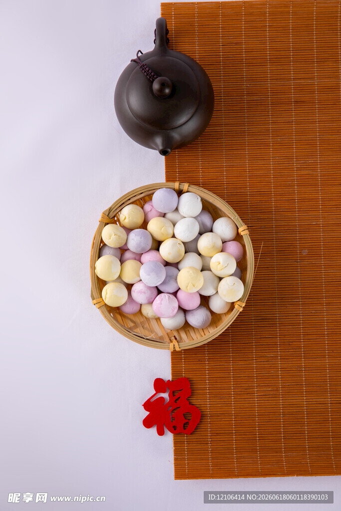 多彩汤圆摆于中式茶具旁