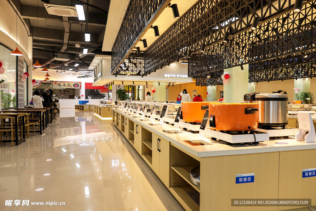 超市内景展示多样商品